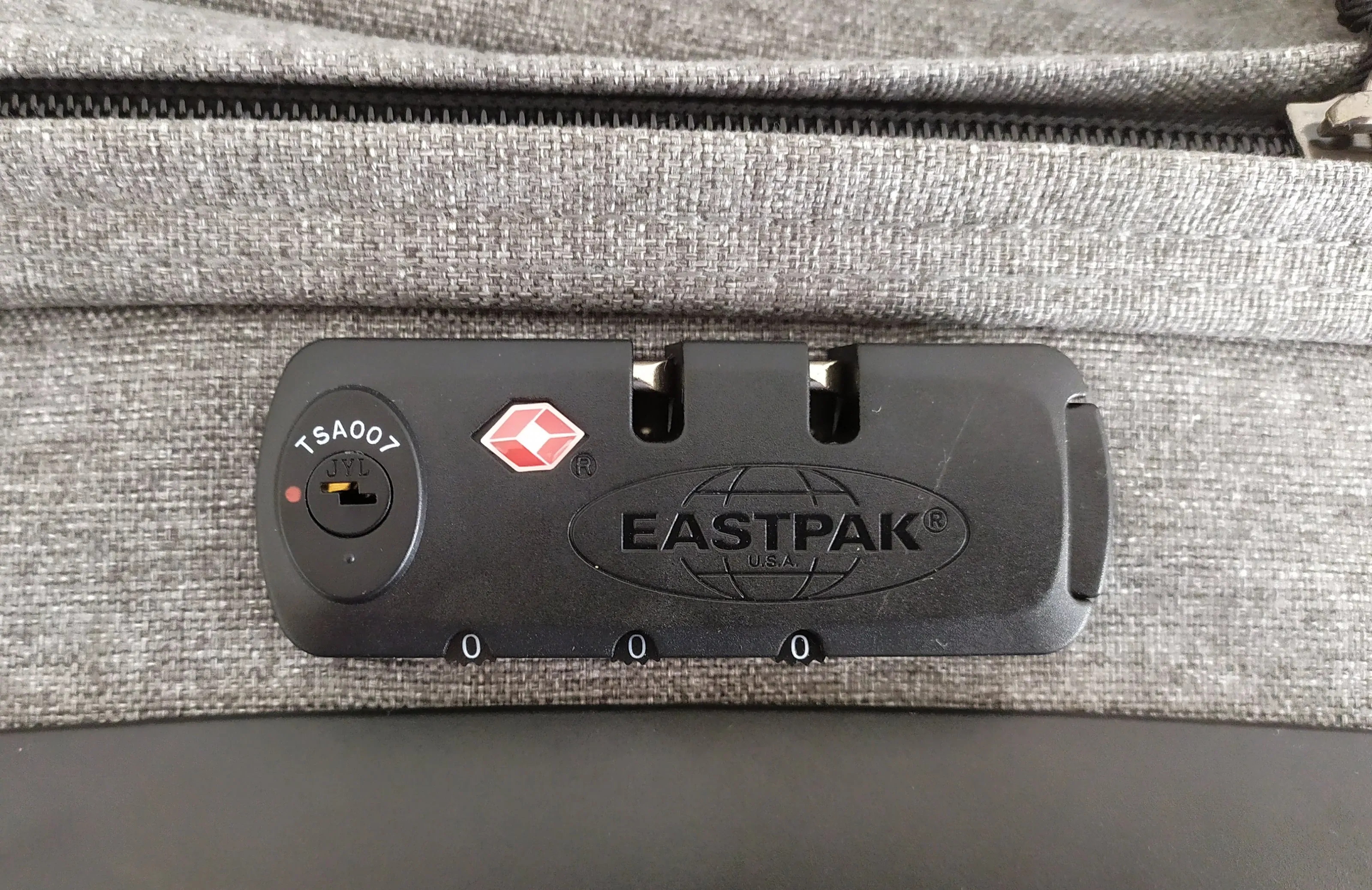 Serrure à code TSA sur la valise Eastpak Tranverz