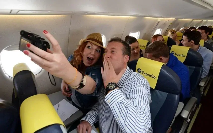 Un jeune couple qui se rencontre pendant un voyage en avion