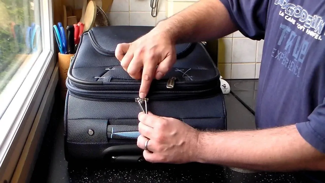 Comment changer les roues d'une valise 
